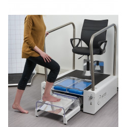 paciente subiéndose encima del podoscópio que tiene el PODIATECH PREMIUM STATION PACK