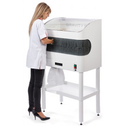 PULIDORA GRAVITY EVO podóloga puliendo plantillas