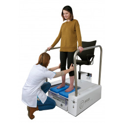 Podóloga con su paciente encima del PODIATECH PREMIUM STATION PACK